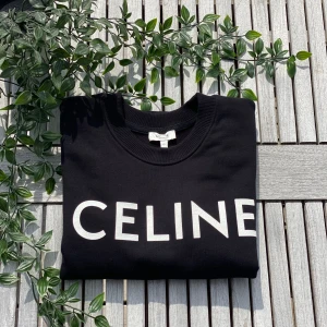 Celine tröja svart - Letar du efter en riktigt skön tröja nu till början av skolan, jobb eller något annat? Perfekt! Då har du kommit rätt. Just nu säljer jag en riktigt fräsch och stilren Celine tröja för mindre än halva priset och knappast använd. Riktigt lätt att styla me andra kläder och passar me de mesta! Hör bara av er vid fler frpgor eller funderingar! (Nypris 12 000 sek)