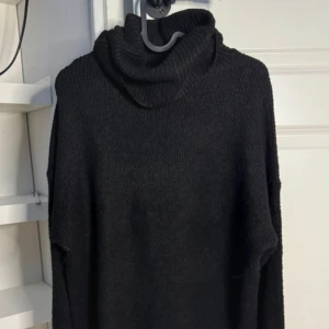 Svart stickad polotröja  - Stickad tröja med polokrage. Strl M. Använd någon enstaka gång. Går ner till halva rumpan på mig som är 168cm lång. Normal tvättpåverkan, annars inget att anmärka på. 