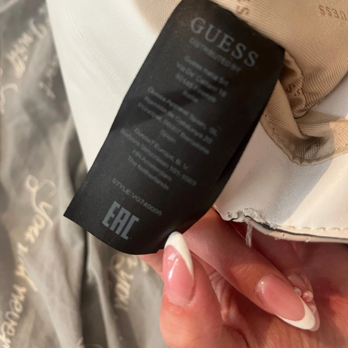 Quiltad axelväska från Guess - 4