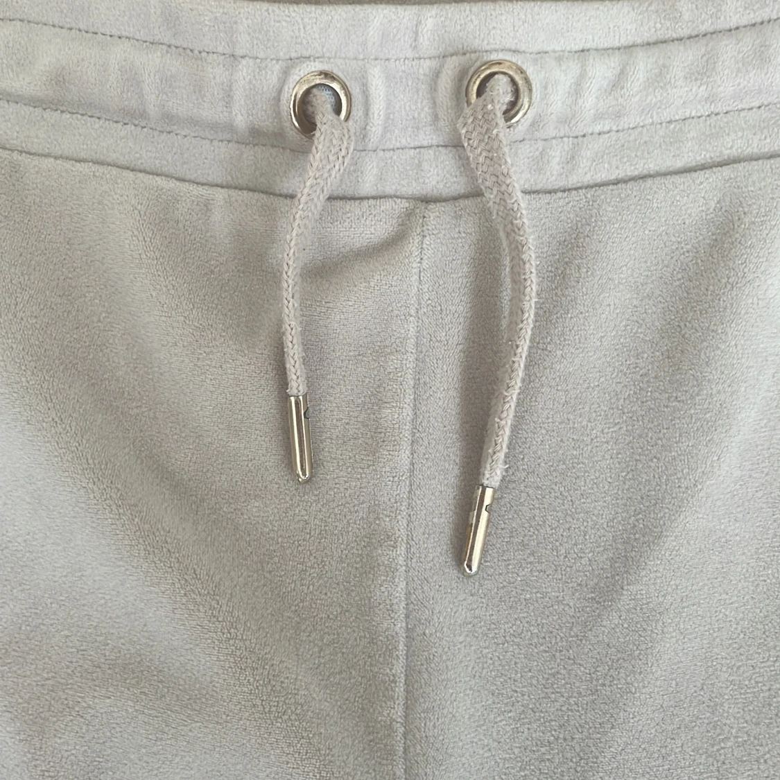 Beigea mjukisbyxor från Gina Tricot - 3