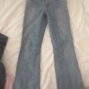 Bootcut jeans från Street One, ljusblå - Ljusblå bootcut jeans från Street One, modell Lina Long. Klassisk femficksdesign och raka ben som släpper ut nertill. Jeansen är i mjukt denimtyg och har en snygg, enkel look som passar till sneakers eller boots.