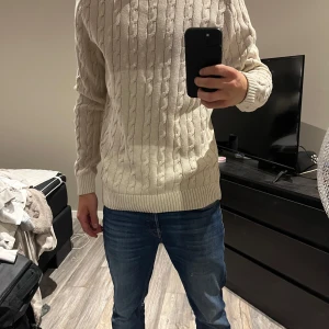 Stickad tröja från Selected Homme - Säljer en beige kabelstickad tröja från Selected Homme. Använd fåtal gånger