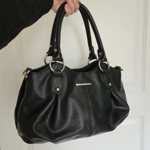 Svart Handväska  - Supersnygg svart mellanstor handväska,! 