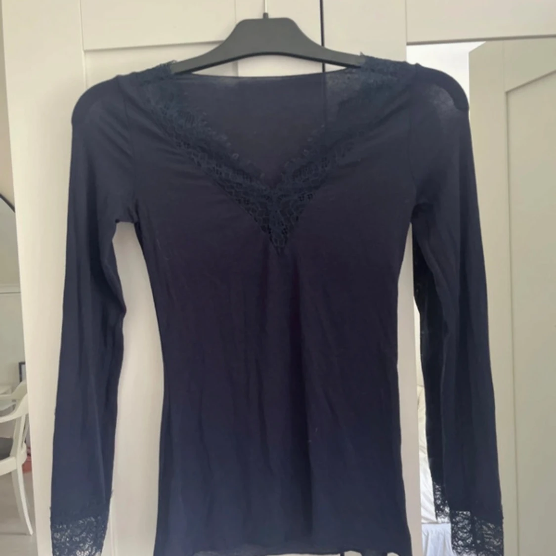 Mörkblå långärmad topp med spets