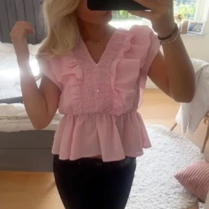 Rosa volangblus med v-ringning - Lånade bilder! Aldrig använd men jätte söt
