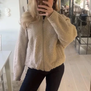 Teddy bomberjacka Zara - Bomberjacka i teddymaterial från Zara. Strl XS-S, men passar mer M. Aldrig använd, prislappen kvar på. Tryck gärna på ”köp”.