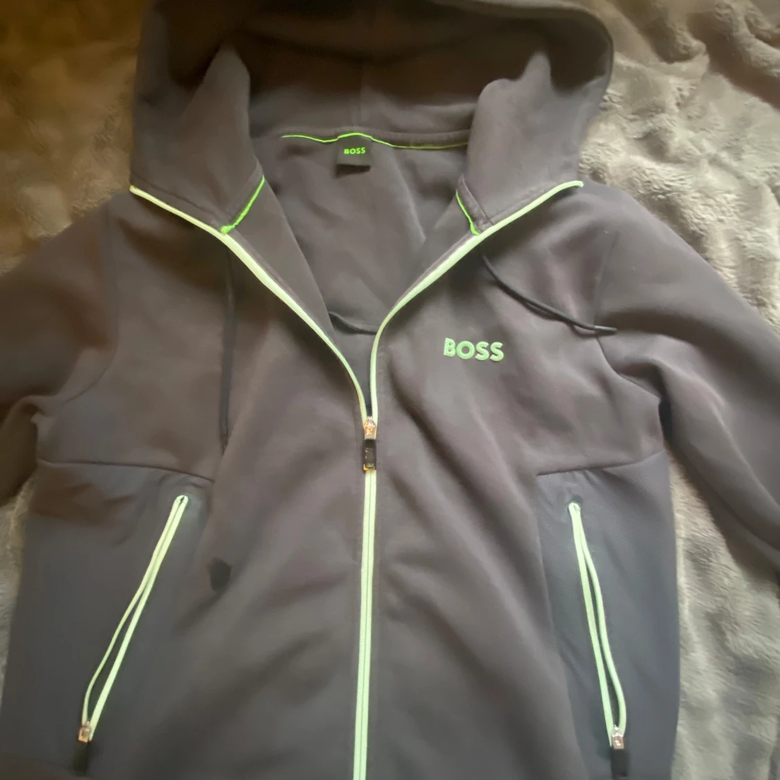 Grå hoodiejacka från BOSS med neon