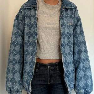 Cool Blå jacka från urban outfitters  - Säljer en oversized jeansjacka från   Urban Outfitters. Asss snyggg och bra pris passa på nu!!!! 