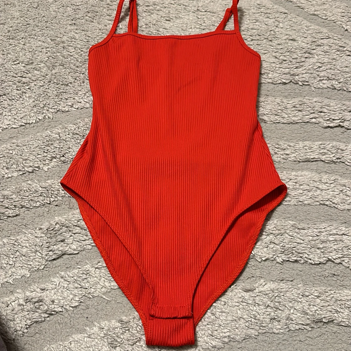 Röd ribbad boddy med smala axelband