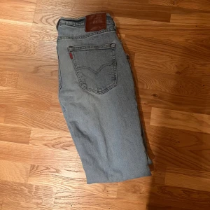 Levi's 514 ljusblå jeans W32 L30 - Säljer ett par klassiska Levi's 514 jeans i ljusblå tvätt. Jeansen har rak passform, fem fickor och den ikoniska röda Levi's-taggen på bakfickan. Tillverkade i bomull och perfekta för en avslappnad stil.🤩🙌