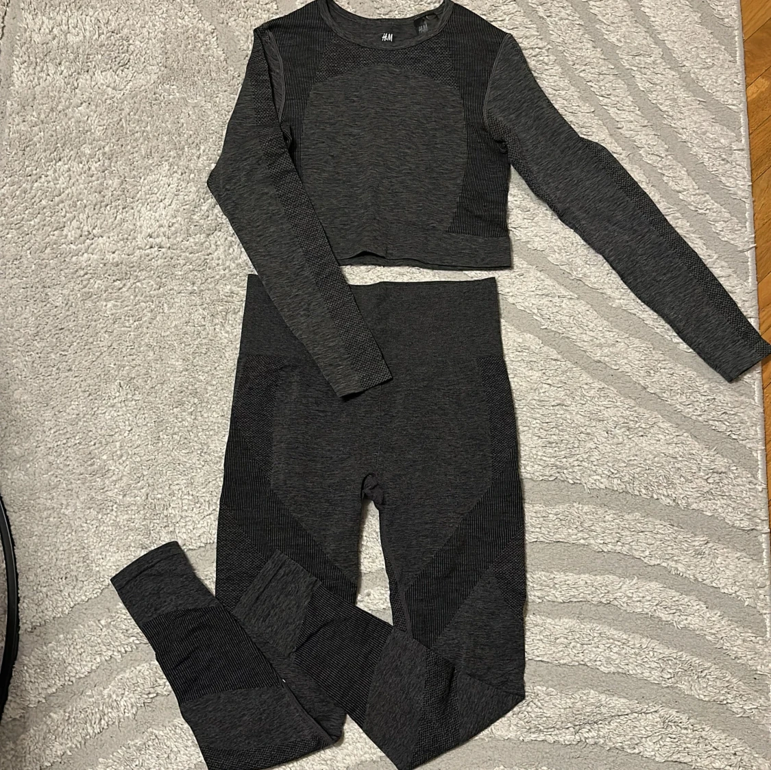 Mörkgrå croppad träningströja H&M