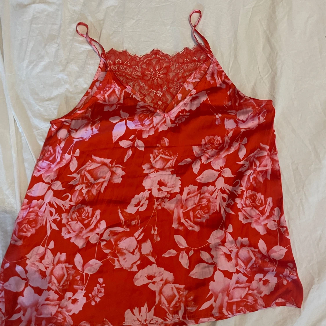 Röd blommig linnetopp från Gina Tricot - 1