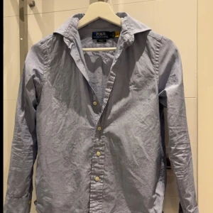 Blå skjorta från Polo Ralph Lauren -  Ljusblå skjorta från Polo Ralph Lauren