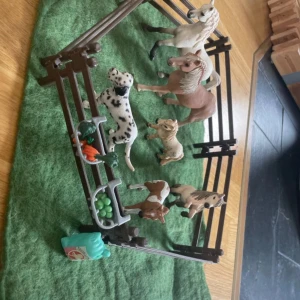 Schleich hästar och tillbehör  - 2 hästar, 2 ponnys, 1 föl och 1 hund med staket, gräs och mat till hästarna 
