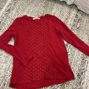 Röd långärmad blus från Zara - Supersnygg röd långärmad blus från Zara med broderad spets framtill 
