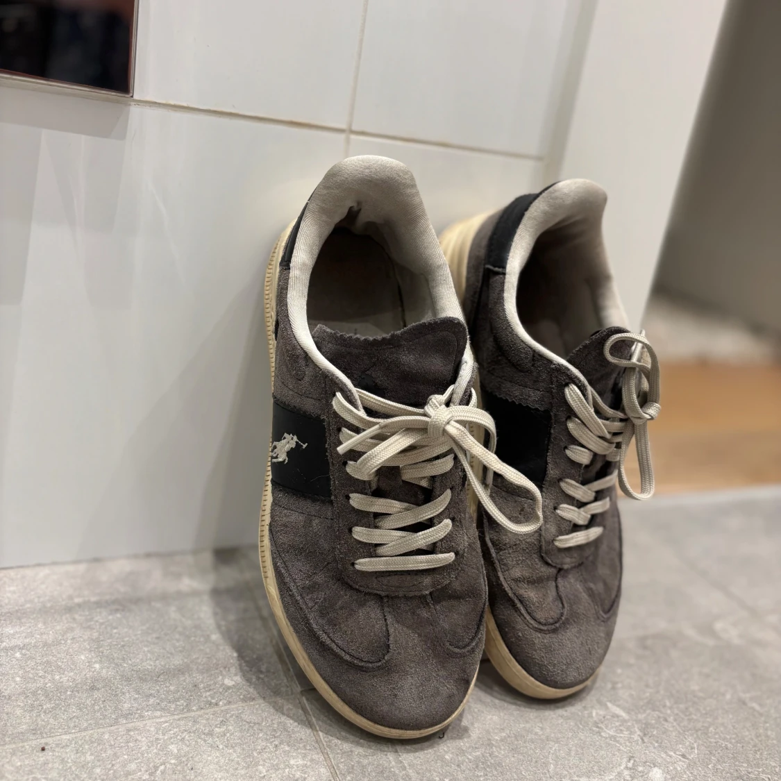 Grå mockasneakers från Polo Ralph Lauren - 1