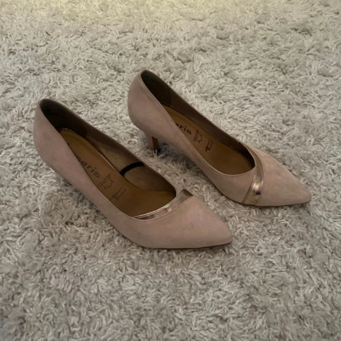 Beige pumps med spetsig tå från Tamaris - 1
