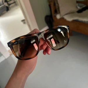Rayban boyfriend  - Sjukt feta raybans i nästan nytt skick. Sälj för 499