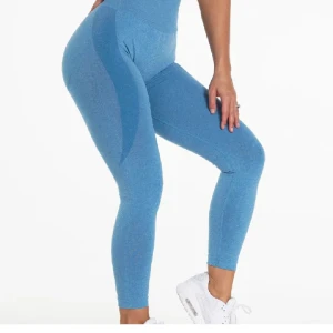Blå träningstights nvgtn - Säljer ett par blå träningstights med hög midja och tight passform. Tightsen har en sömlös design .Materialet är stretchigt och bekvämt  storlek xs men passar S oxå 