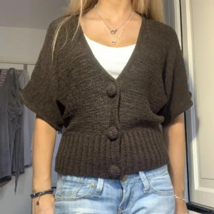 Kofta - Jättesnygg kofta, knappen längst ner har ramlat av men inget man tänker på. Lånad bild 