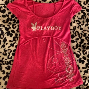 Rosa Playboy Tshirt - Rosa Playboy Tshirt i bra skick. Original lappen har tyvärr ramlat av så det står ingen storlek men skulle säga att den sitter som en M💞