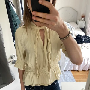 Blus - Supergullig blus! Går att knyta banden på olika sätt😻🥺💛💛