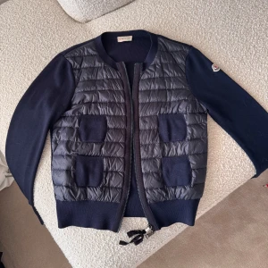 Moncler Cardigan  - Mörkblå cardigan jacka från Moncler. Köpt 2024 men knappt använd så i mycket bra skick. Har tyvärr inte kvitto kvar, därav bra pris. Köpt för ca 9 500 kr i deras butik 🩷stl M men passar mig som är xs-s då de är små i storlekarna.