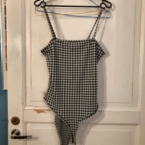 Rutig body  - Skit snygg body som passar perfekt till fest speciellt nu på sommaren . Sitter jätte snyggt på, skriv för fler bilder!