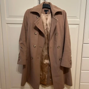 Beige trench coat/ kappa från H&M - Klassisk trench kappa i strl 38 från HM