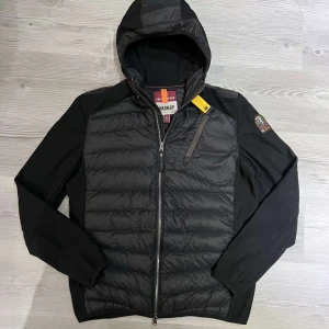 Parajumper cardigan  - Hej! Jag säljer nu min pjs jacka som är i jättebra skick, skicket är 9,5/10 den är andvänt väldigt lite och sparsamt anledningen varför jag säljer den är pågrund av att den inte riktigt passade min stil, den är köpt på parajumpers hemsida. Priset kan diskuteras lite gran så hör av dig vid minsta lilla fråga!😄🙌