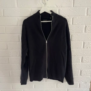 Mörkblå cardigan  - Mörkblå långärmad cardigan från ONLY & SONS med ribbad struktur och hel dragkedja framtill. Enkel och stilren design som passar till många olika outfits. Väldigt bra skick!