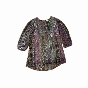 Blommig blus med trekvartsärm - Säljer en färgglad blus med blommigt mönster i rosa, gul, och vit. Blusen har rund halsringning och trekvartsärmar. Perfekt för sommarer. Skriv för frågor🫶