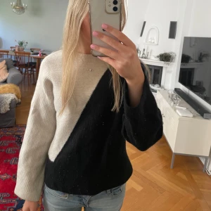 Other stories tröja  - Säljer denna stickade tröja då den va för liten på mig. Supersnygg och mjukt material, hör av dig för frågor ❤️kan tänka mig att gå ner i pris vid snabb affär