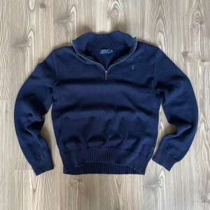 Ralph Lauren QuarterZip - Säljer en fet Ralph Lauren Quarter Zip i jättebra skick inga defekter Mått📏👇 Axel till axel: 48 cm Längd: 62 cm Skriv gärna om ni funderar på nåt