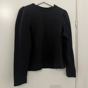 Svart långärmad tröja - En snygg svart långärmad tröja. Stl. M, men passar även S.