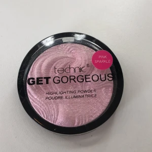 Technic Get Gorgeous Highlighter Pink Sparkle - ❗️SKRIV T MIG VID KÖP ❗️Highlighter i nyansen Pink Sparkle från Technic. Pudret har en skimrande, ljusrosa färg med vågig yta och kommer i en rund svart dosa med genomskinligt lock. ALDRIG använd.