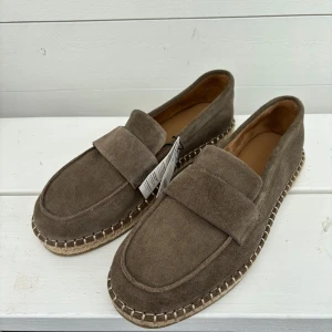 Bruna loafers från Zara - Jag säljer ett par helt nya loafers från Zara då de inte passar mig. Prislappen är kvar och de är endast testade en gång. Nypris 700.