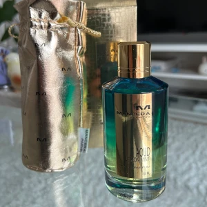 Aoud Lemon Mint Eau de Parfum från Mancera - Exklusiv parfym från Mancera, Aoud Lemon Mint, i en lyxig glasflaska med guld- och turkosdetaljer. Flaskan rymmer 120 ml och har en guldfärgad kork. Kommer med en elegant guldig påse och ask. 115ml kvar