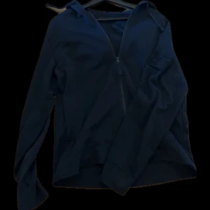 Mörkblå zip-hoodie från Stone Island - Säljer en mörkblå hoodie med dragkedja från Stone Island. Jackan har lång ärm, huva och den klassiska logotypen på vänster ärm. Perfekt för dig som gillar stilrena och sportiga plagg. Nypris 3000