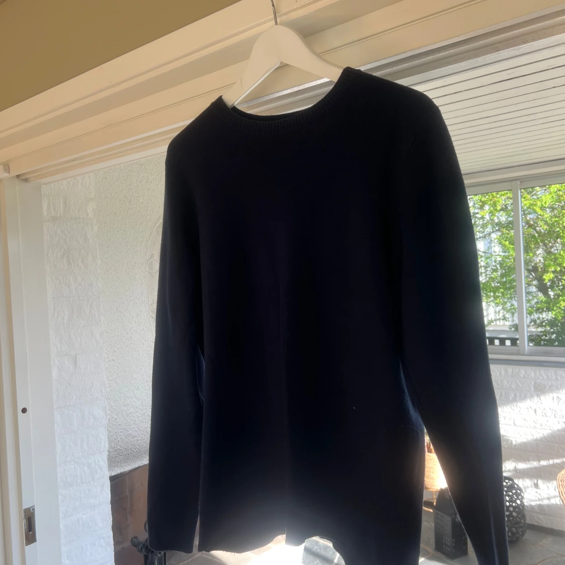 Mörkblå stickad tröja