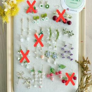  örhängen med blommor och frukter - Unika örhängen i olika färger och former, inspirerade av blommor och frukter. Här finns bland annat körsbär, vita och lila blommor samt gröna blad. Materialen är pärlor, metall och plast. Perfekta för dig som vill sticka ut med färgglada accessoarer. Pris: 2 för 185kr eller 3 för 225kr + gratis frakt.