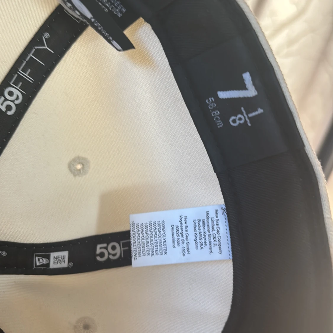 Vit och marinblå keps från New Era - 4