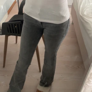 Gråa jeans från Gina Tricot  - Säljer ett par grå jeansbyxor från Gina Tricot! Skit snygga och sitter så otroligt bra, de är även bekväma!!💞