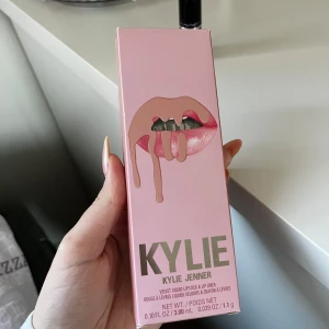 Kylie Jenner Velvet Liquid Lipstick & Lip Liner 700 Bare - Kylie Jenner Velvet Liquid Lipstick & Lip Liner i nyansen 700 Bare. Setet innehåller ett flytande läppstift och en matchande läppenna i en nude/ljusrosa ton. Perfekt för att skapa en mjuk, sammetslen finish på läpparna.