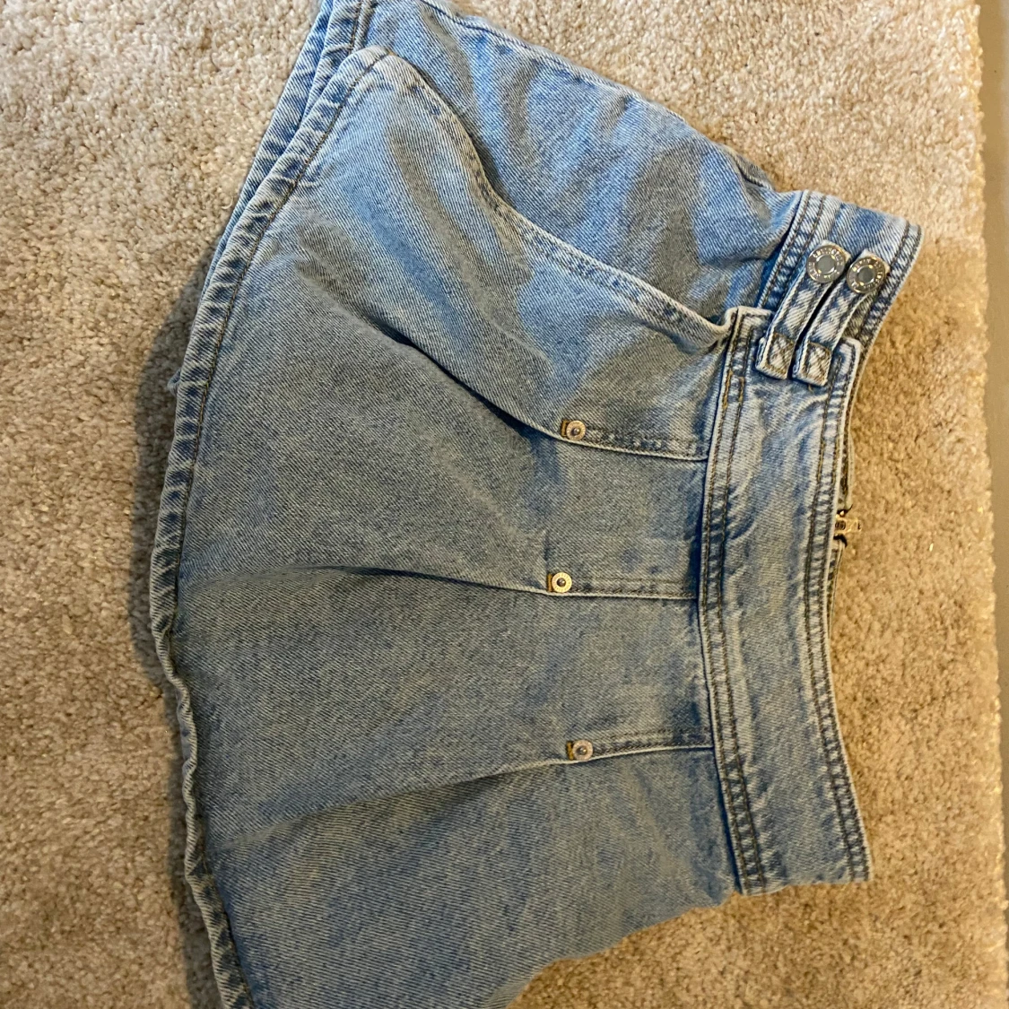 Ljusblå jeanskort från Zara