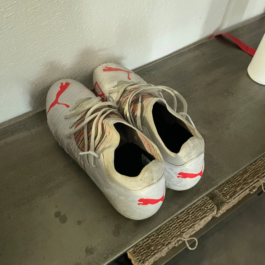 Vita Puma Future fotbollsskor med röda detaljer - 1