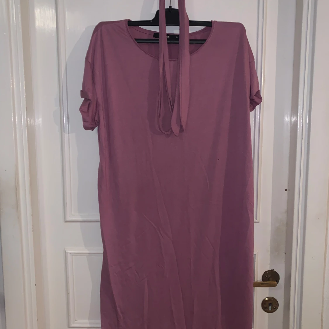 Rosa klänning med knytband från BikBok