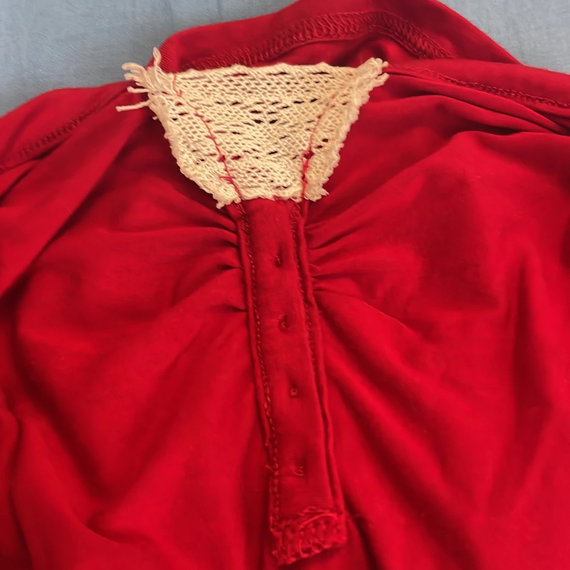 Röd långärmad topp med spetsdetalj - 3