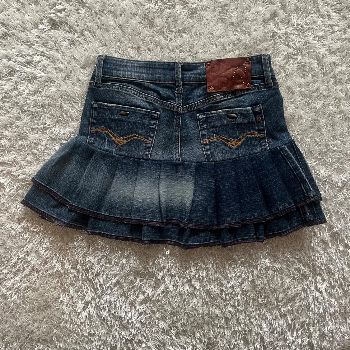 Mörkblå volangkjol i jeans