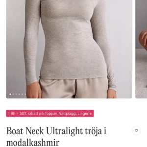Intimissimi tröja beige - Superskön och tunn beige tröja med båtringad hals och lång i en mjuk mix av modal och kashmir från intimissimi. Säljer även en likadan i mörkblå. Säljs då den ej kommer till användning längre.